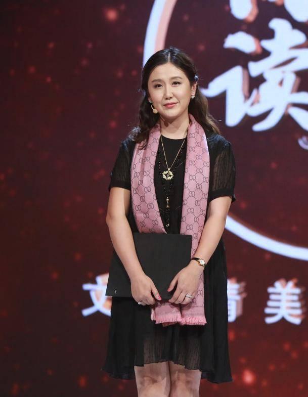 明星理发裙子新款李婷,时尚跨界，优雅绽放