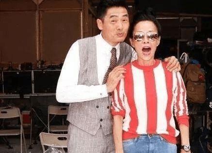 明星娶记者,明星缘娶记者，揭秘娱乐圈甜蜜爱情故事