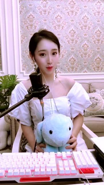 精神女网红唱歌好听,精神女网红的动人歌声之旅